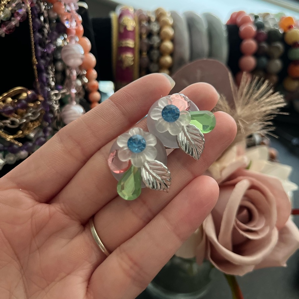 Vintage clip on earrings - Picture 2 of 3